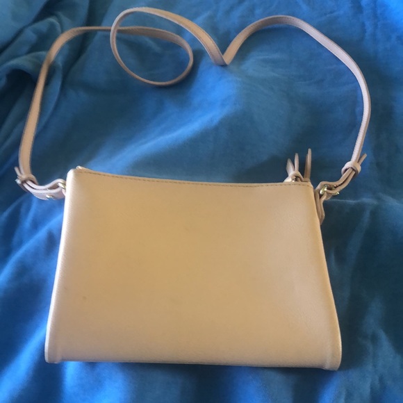 Crossbody pale pink 2 zippers snap center section NWOT never used - Picture 2 of 8